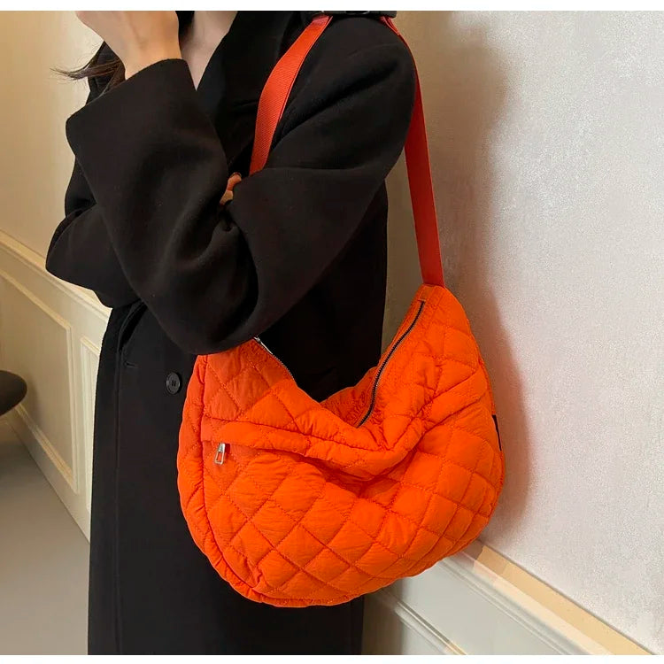 Grand sac bandoulière femme en tissu orange à l'épaule
