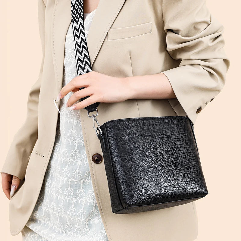 Petit sac bandoulière cuir femme noir porté