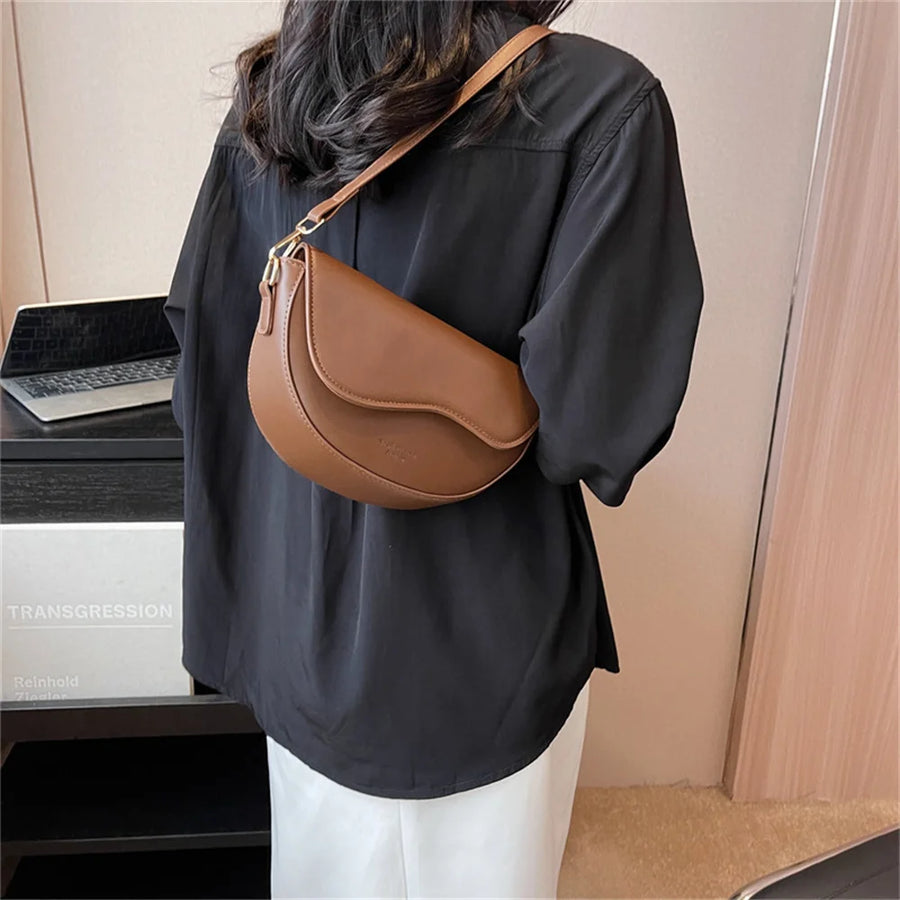Petit sac bandoulière en cuir synthétique à l'épaule