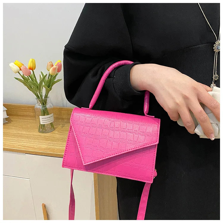 Petit sac bandoulière à rabat en cuir rose au bras