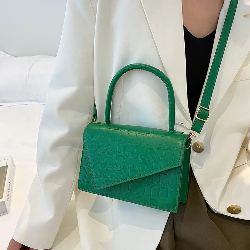 Petit sac bandoulière à rabat en cuir vert en travers