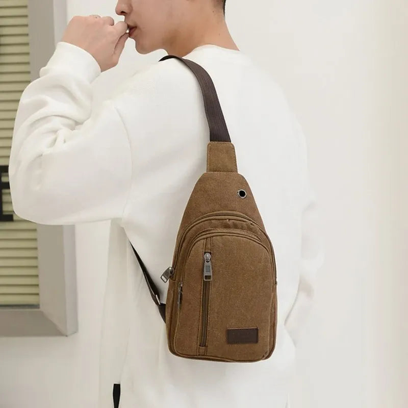 Petit sac à dos bandoulière en toile marron porté