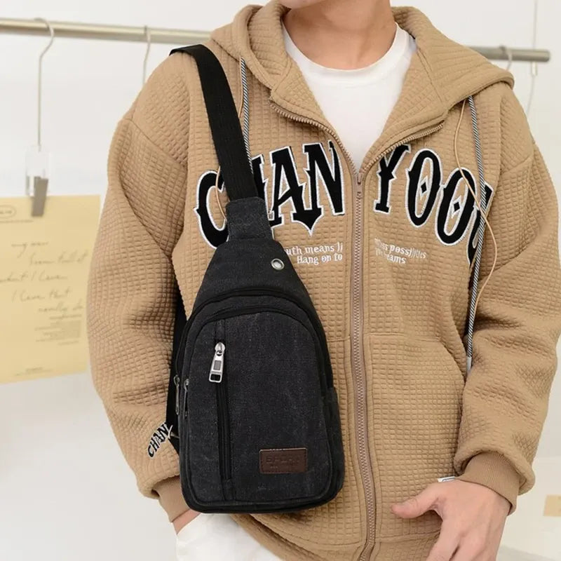 Petit sac à dos bandoulière en toile noir porté poitrine