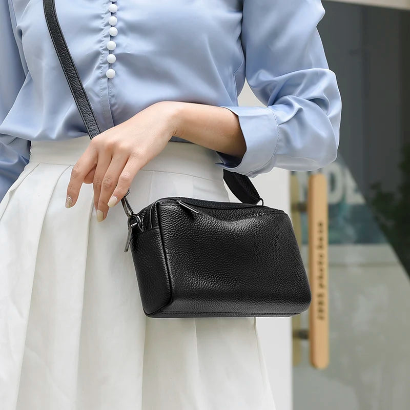 Petit sac en bandoulière pour femme noir porté