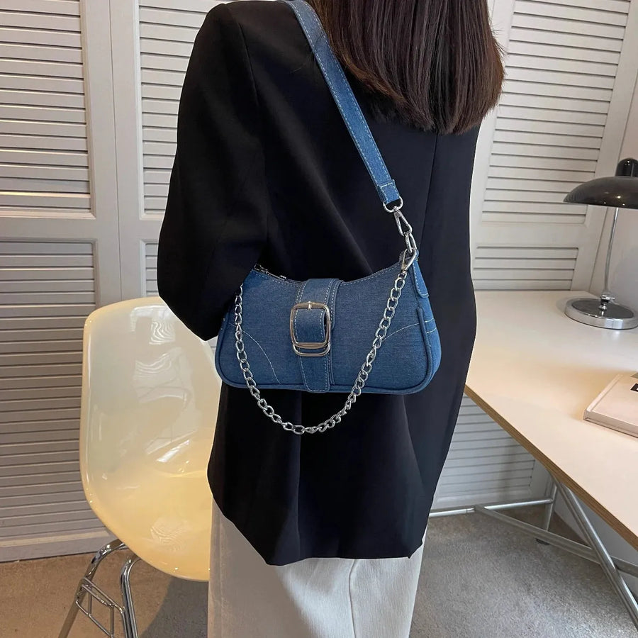 Petit sac à main femme à chaine en jean porté en bandoulière