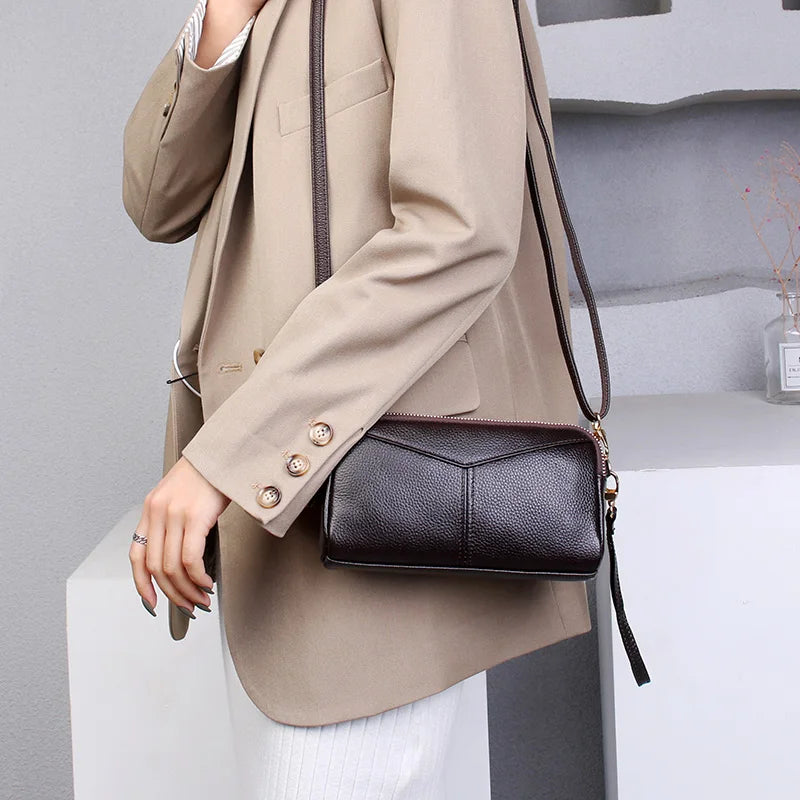 Petite pochette bandoulière femme portée épaule