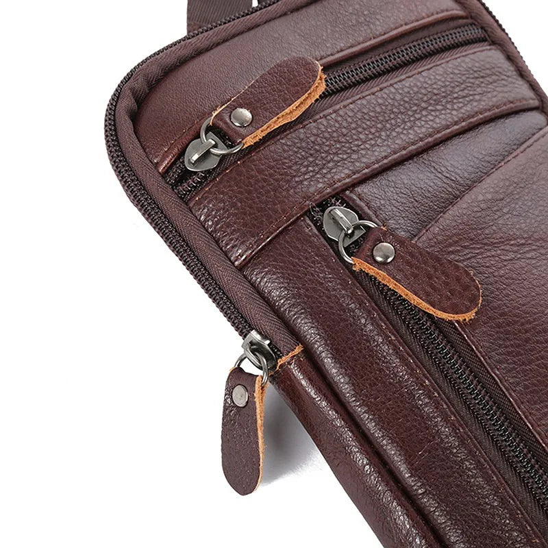 Petite sacoche bandoulière en cuir marron homme détails