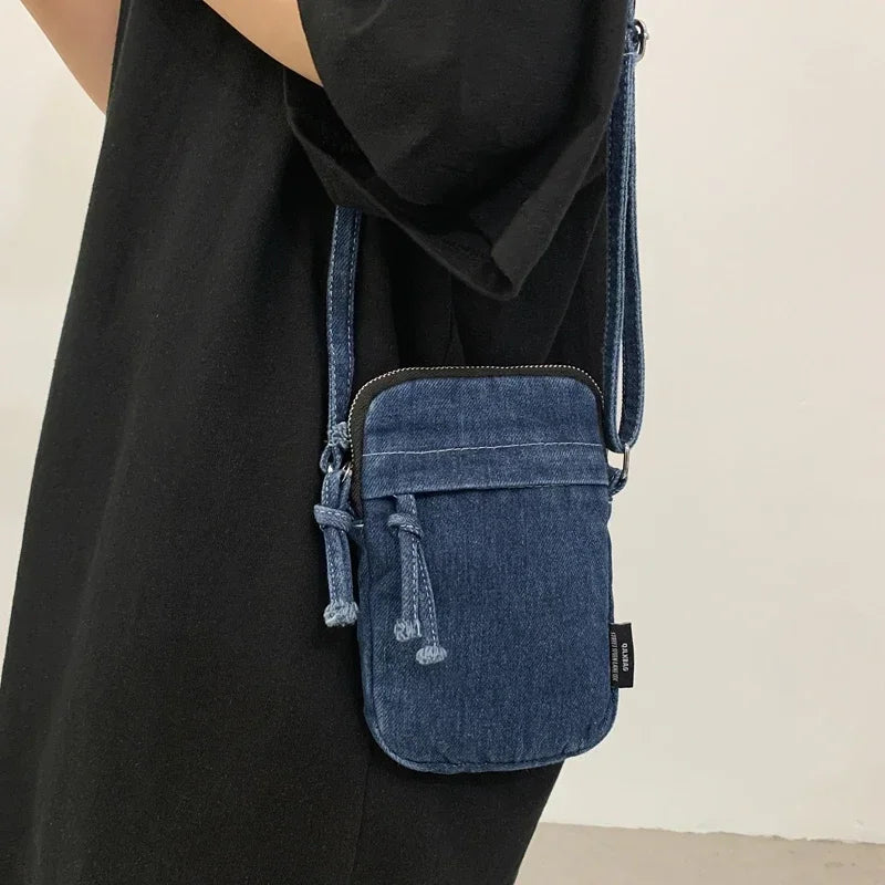 Petite sacoche en jean bleu en travers