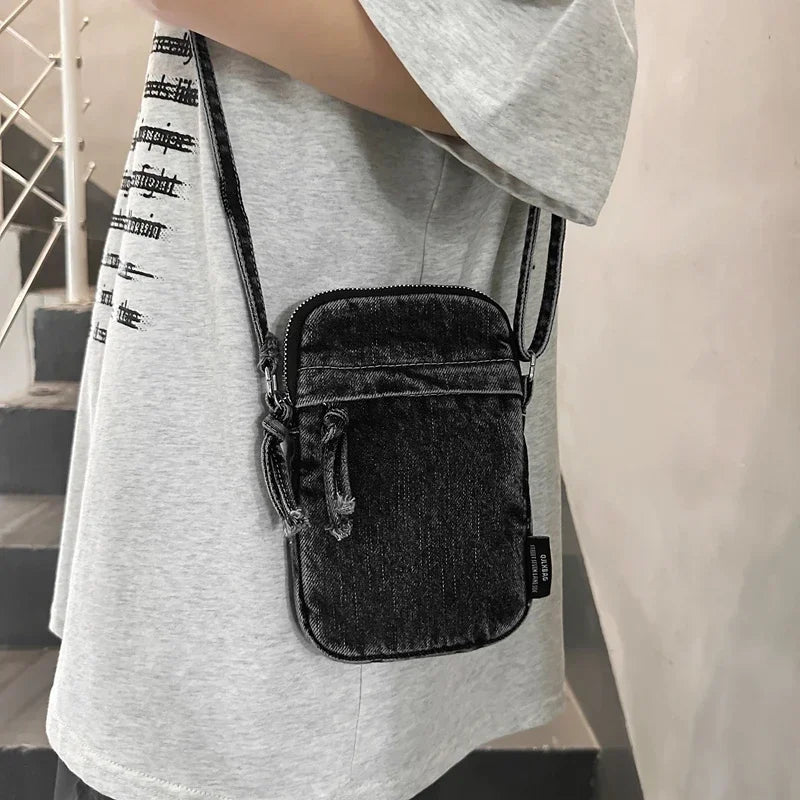 Petite sacoche en jean noir en travers