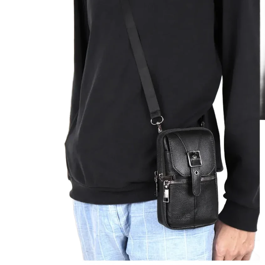 Pochette bandoulière en cuir portée par homme