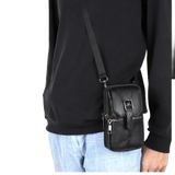 Pochette bandoulière en cuir portée par homme
