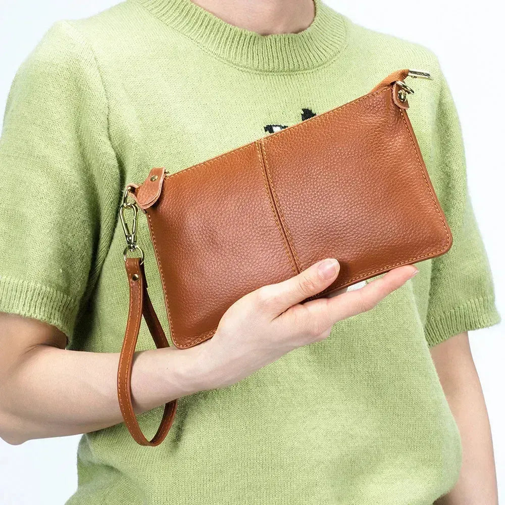 Pochette bandoulière en cuir véritable pour femme portée à la main