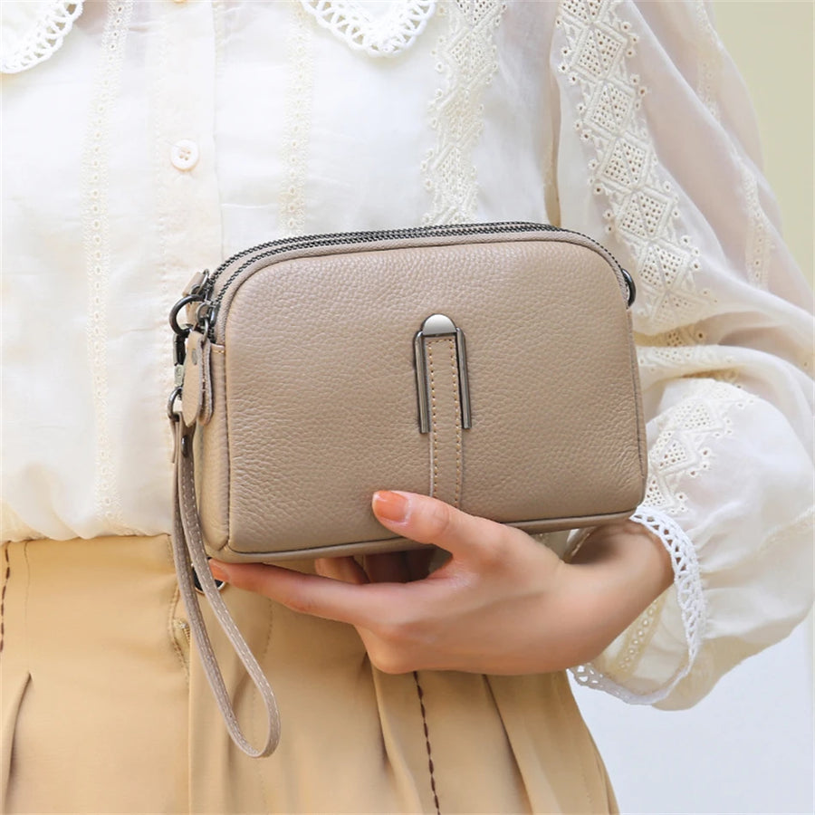 Pochette bandoulière femme en cuir marron clair portée