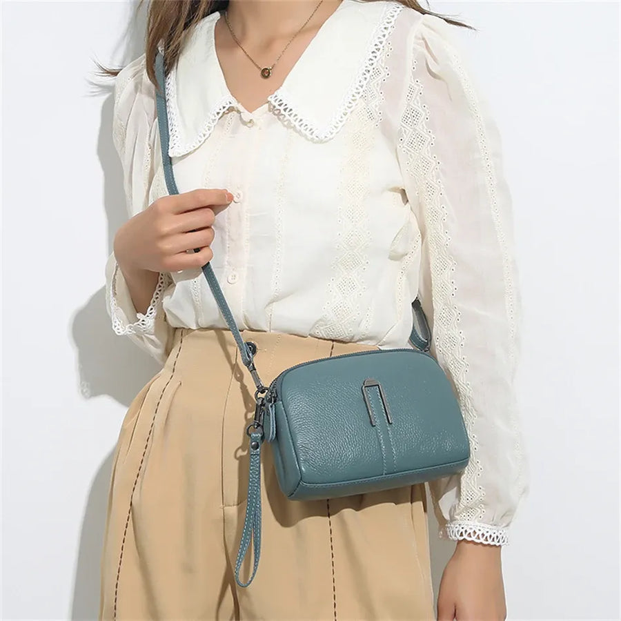 Pochette bandoulière femme en cuir portée