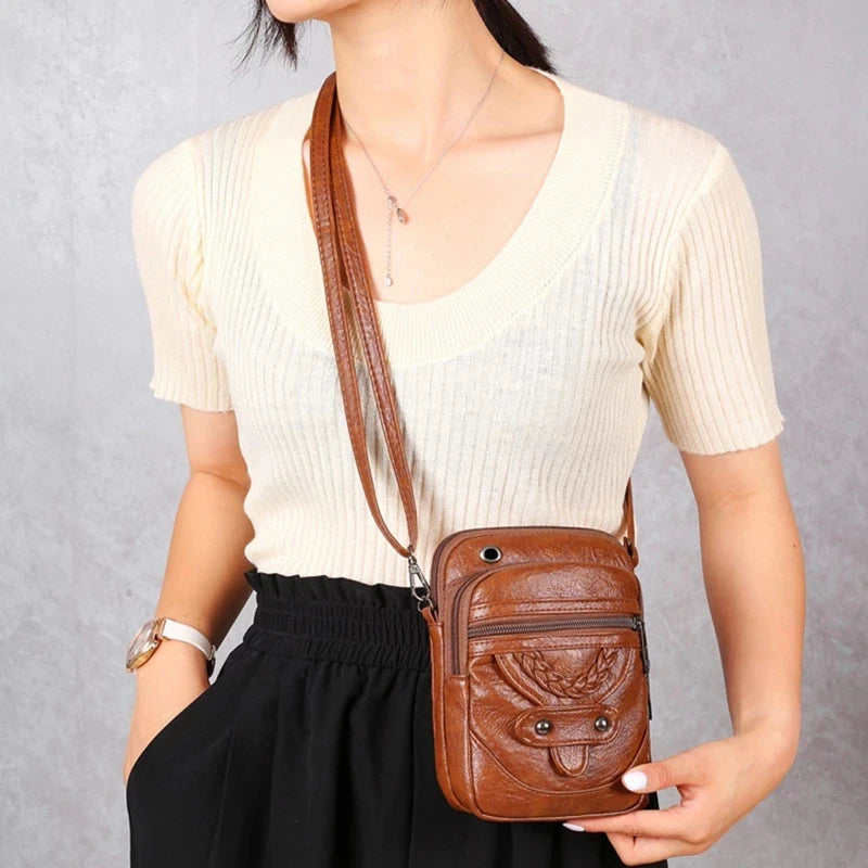 Pochette en cuir pour femme marron portée