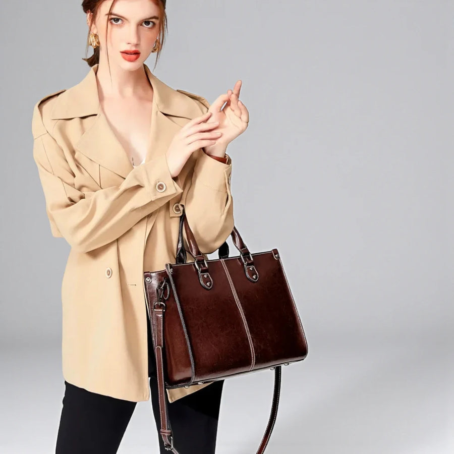 Sac à main en cuir véritable porté au bras
