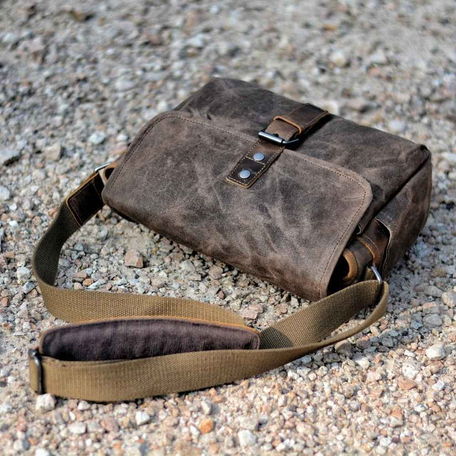 Sac bandoulière appareil photo vintage à plat