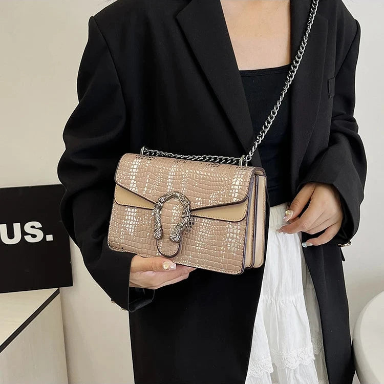 Sac bandoulière chaine femme marron clair porté
