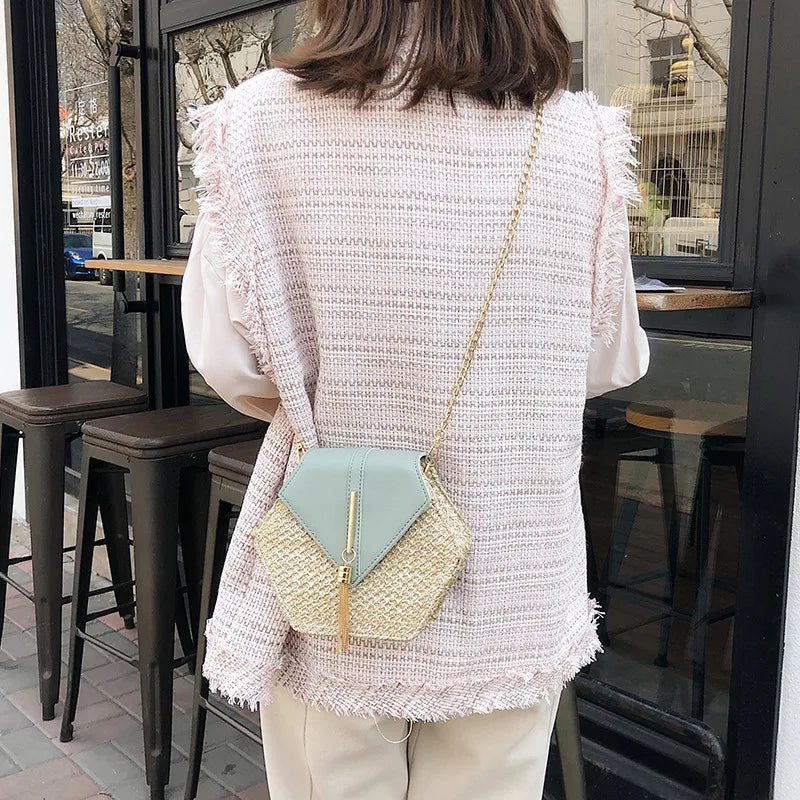 Sac bandoulière chaine en paille porté