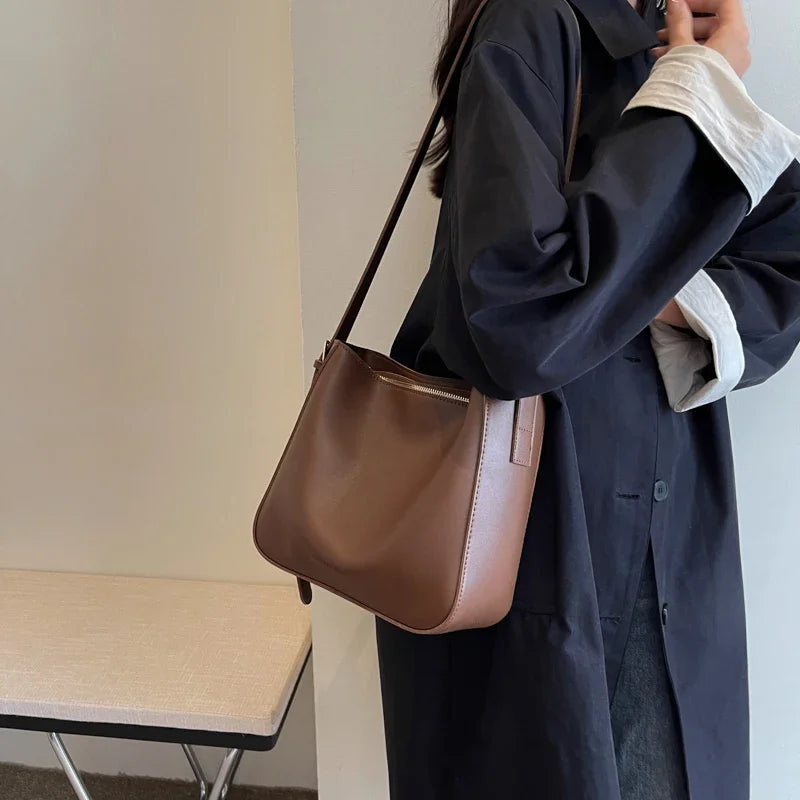 Sac à bandoulière cuir femme marron porté