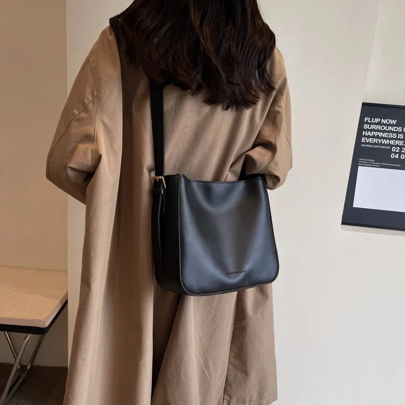 Sac à bandoulière cuir femme noir porté
