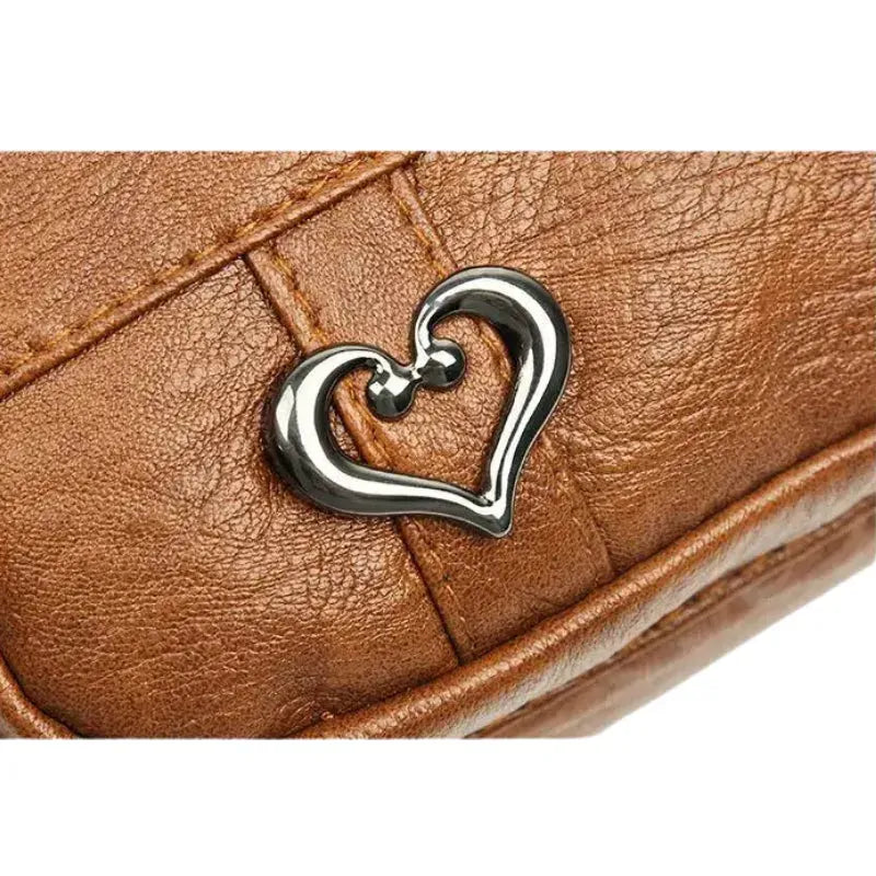 Sac bandoulière en cuir marron détails ornements coeur