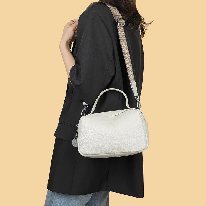 Sac bandoulière en cuir véritable pour femme blanc porté épaule