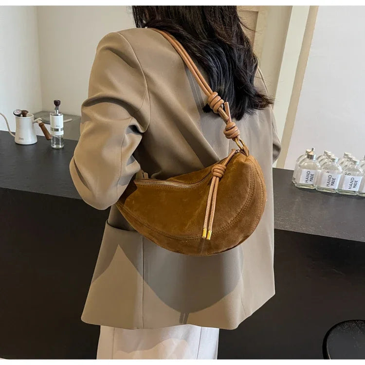 Sac bandoulière en daim femme marron porté