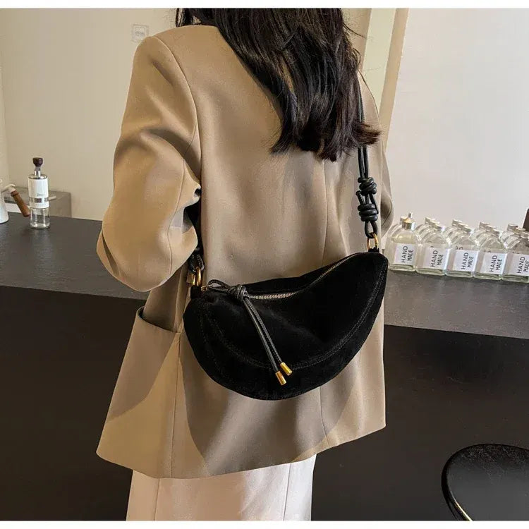 Sac bandoulière en daim femme noir porté