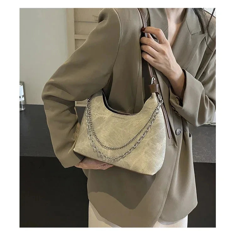 Sac bandoulière femme chaine beige à l'épaule