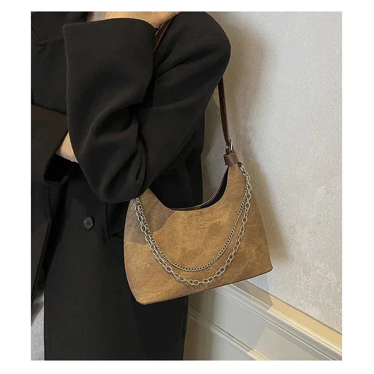 Sac bandoulière femme chaine marron à l'épaule