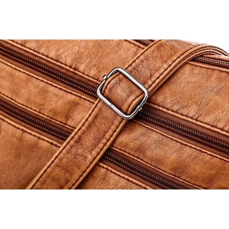 Sac bandoulière femme en cuir camel grandes poches détails