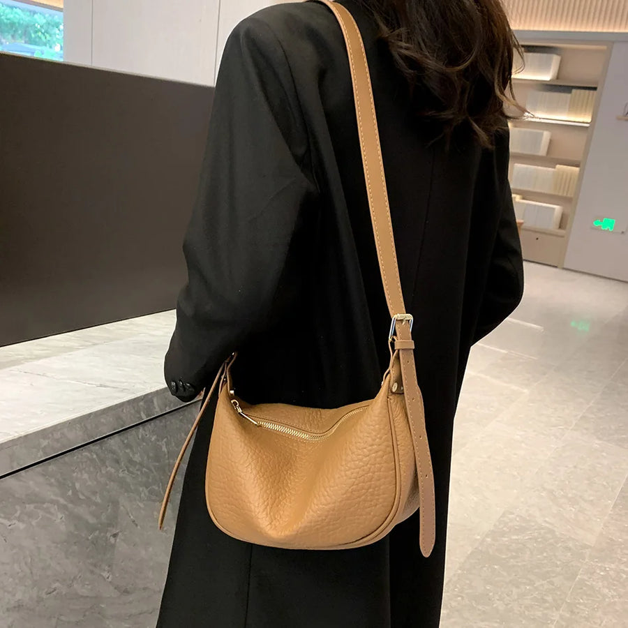 Sac bandoulière femme en cuir de vachette à l'épaule