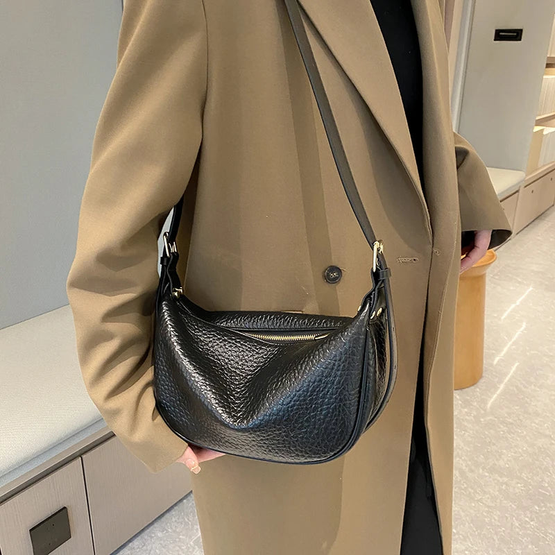 Sac bandoulière femme en cuir de vachette noir à l'épaule