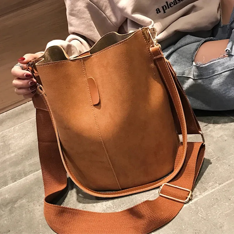 Sac bandoulière femme en daim à la main