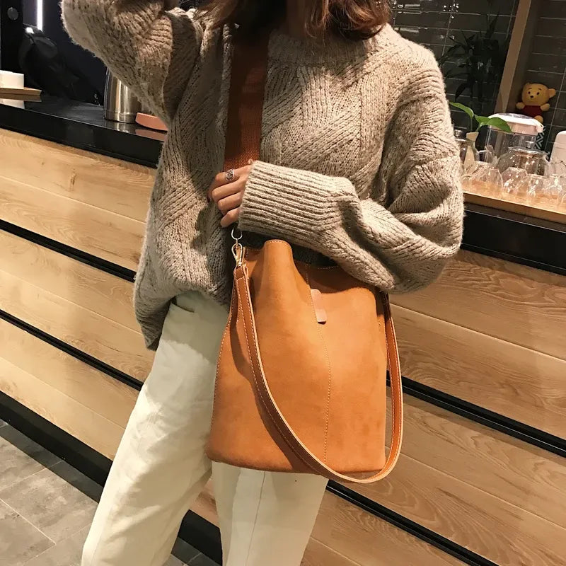 Sac bandoulière femme en daim porté