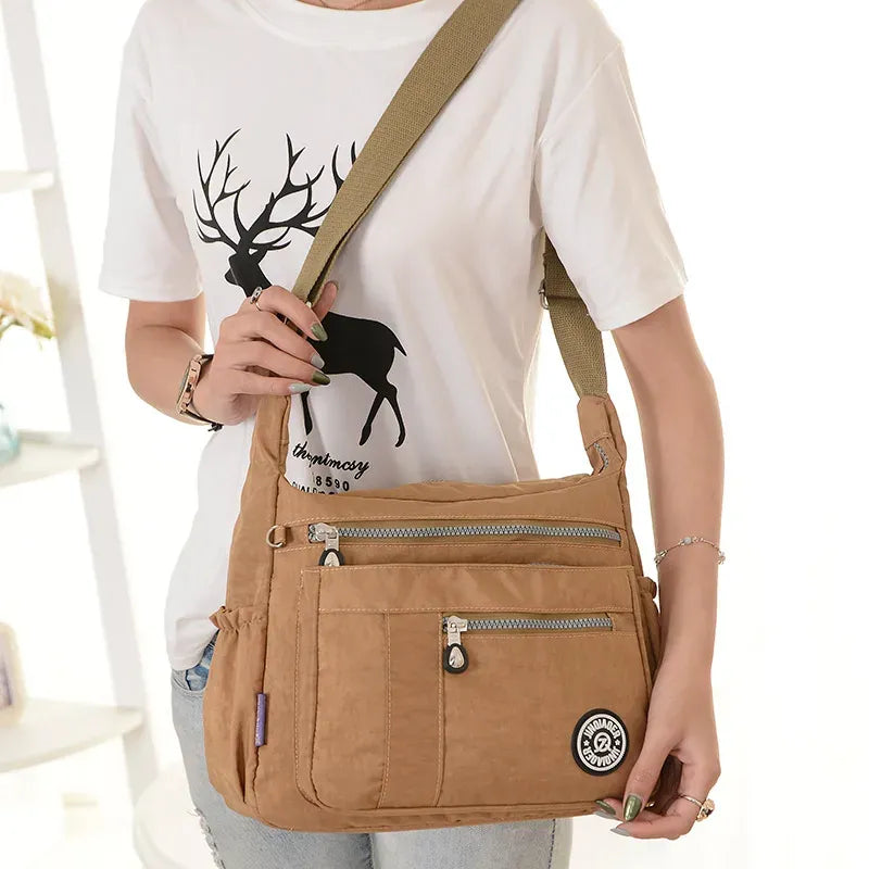 Sac bandoulière femme en tissu marron clair porté