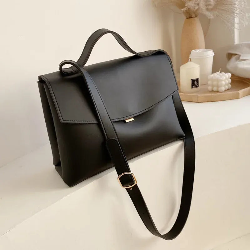 Sac bandoulière fourre-tout en cuir synthétique noir