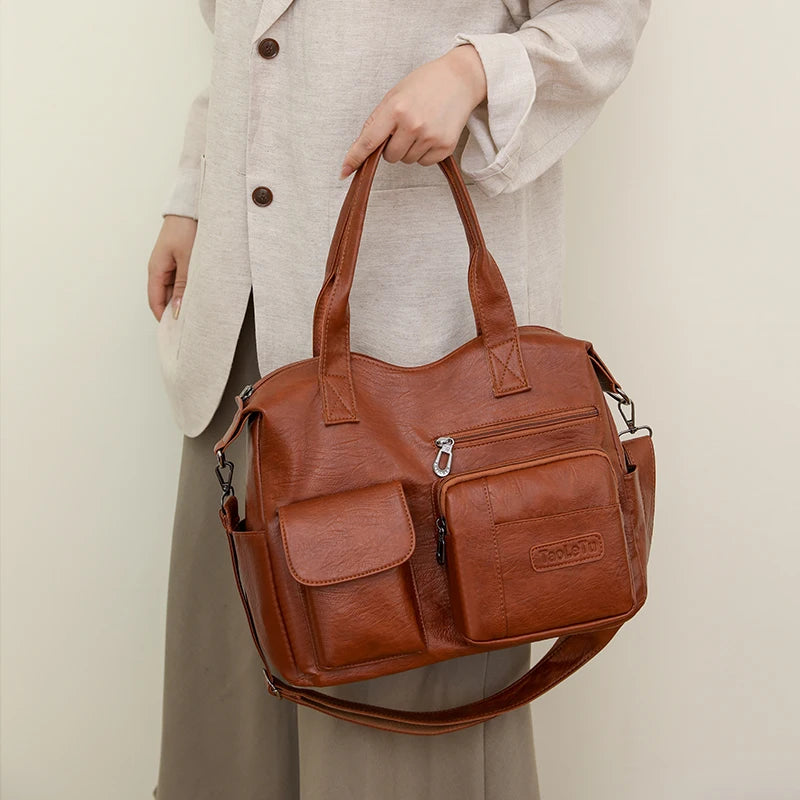 Sac bandoulière grand format femme à la main