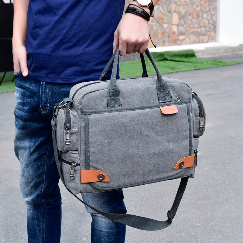 Sac bandoulière grand format gris porté à la main