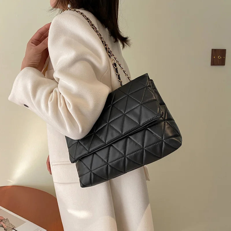 Sac bandoulière matelassé chaine noir femme