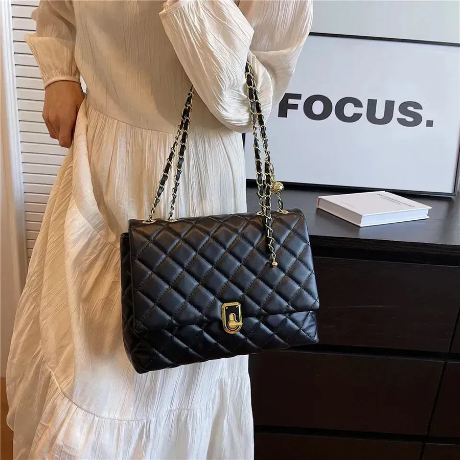 Sac bandoulière matelassé femme au bras