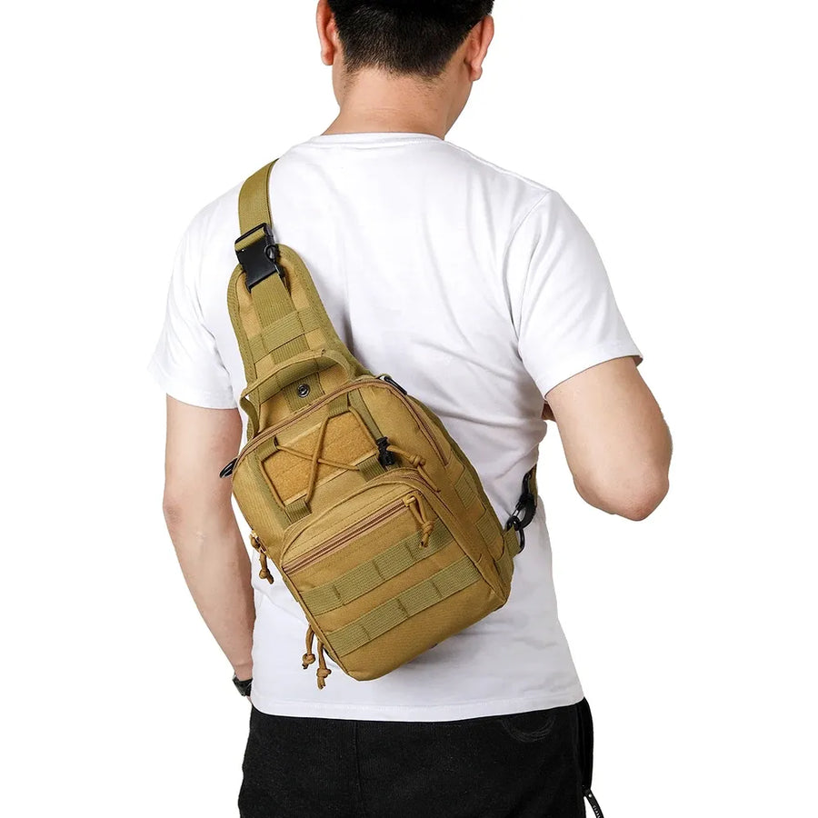 Sac bandoulière militaire marron clair portée dans le dos