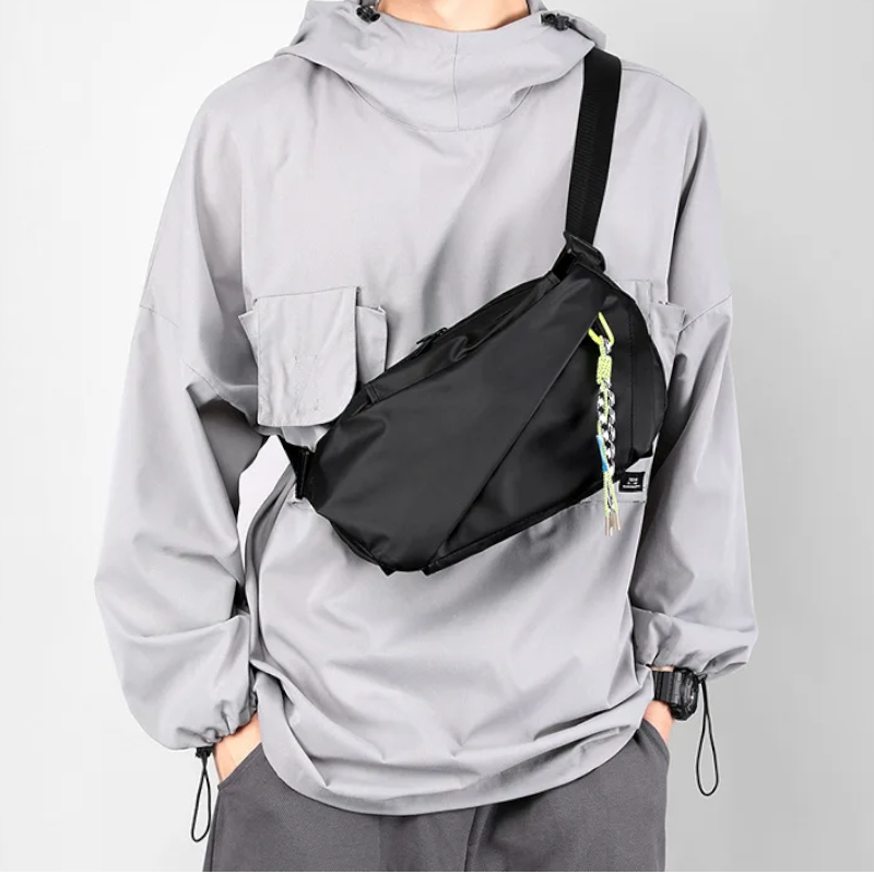 Sac bandoulière en nylon imperméable noir porté poitrine