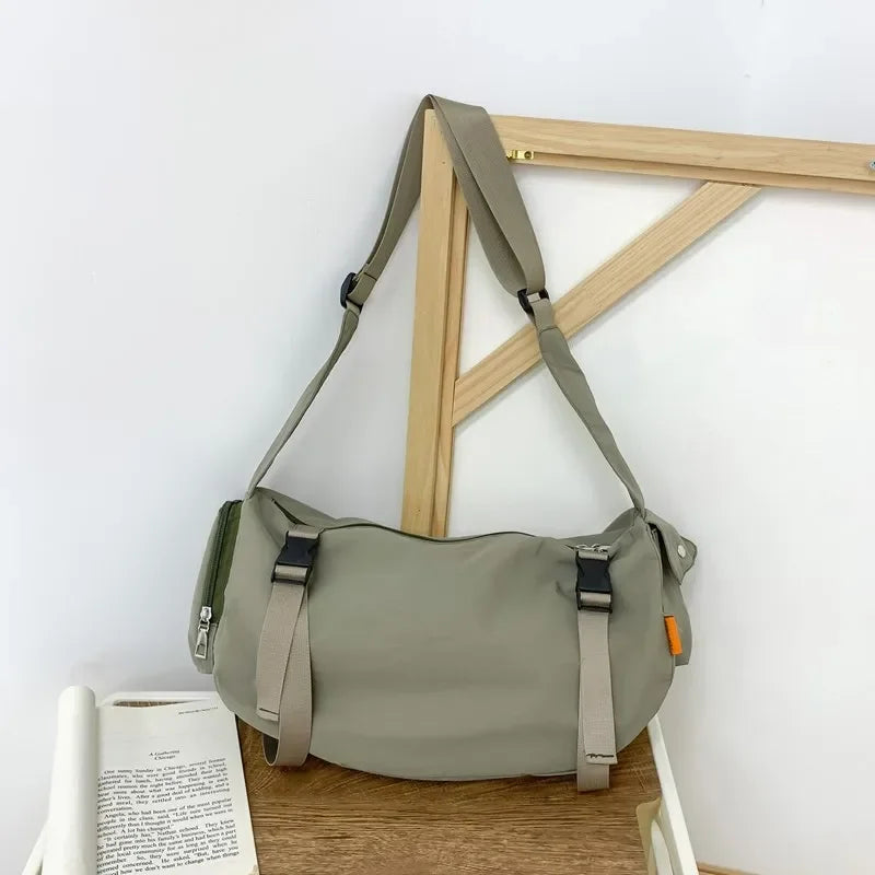 Sac bandoulière en nylon kaki résistant