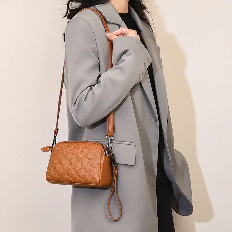 sac bandoulière pochette en cuir véritable porté à l'épaule