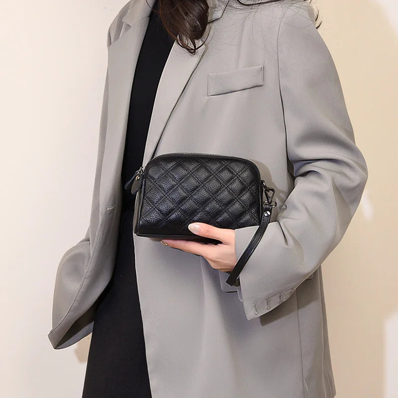 sac bandoulière pochette en cuir véritable porté à la main