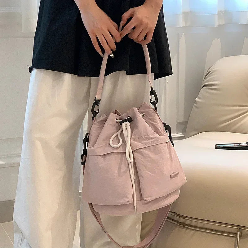 Sac bandoulière seau à la main