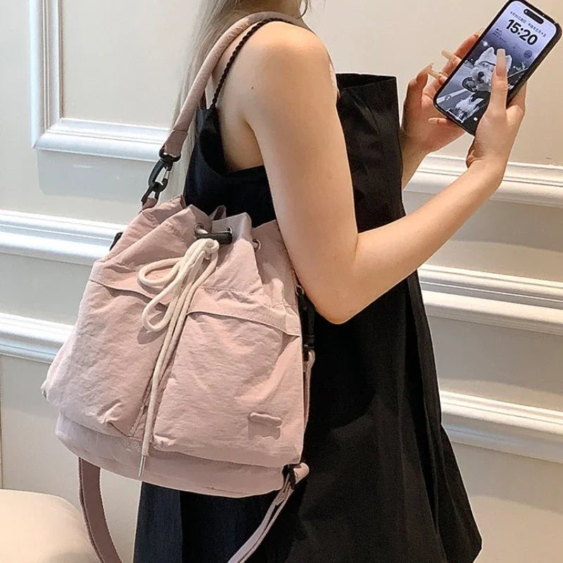 Sac bandoulière seau à l'épaule
