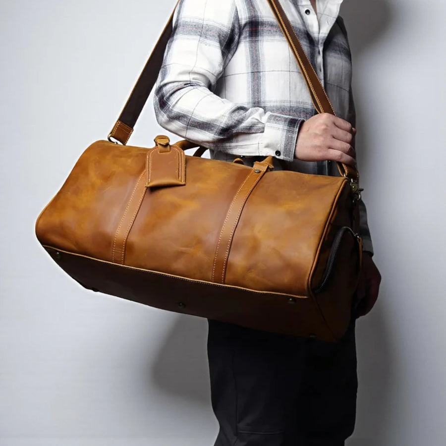 Sac de voyage homme cuir vintage camel porté en bandoulière